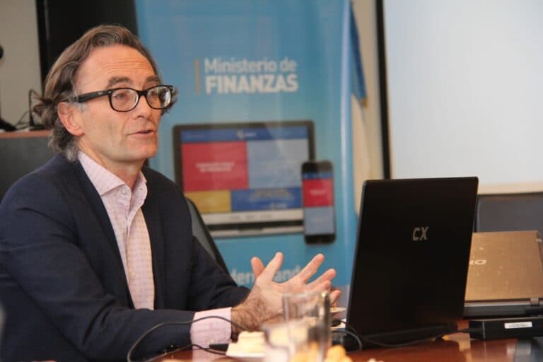 Giordano mostró números del 2017 y defendió endeudamiento