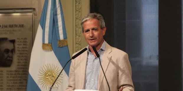 Ibarra defendió la reducción de cargos en el Estado