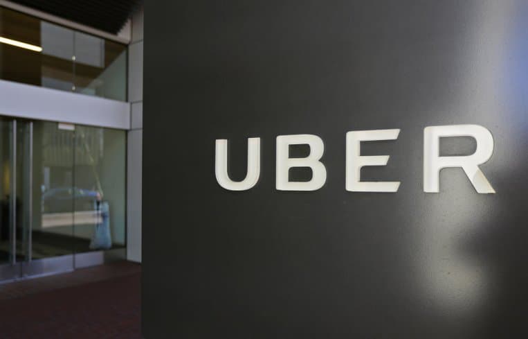 Softbank acuerda compra de participación mayoritaria en Uber