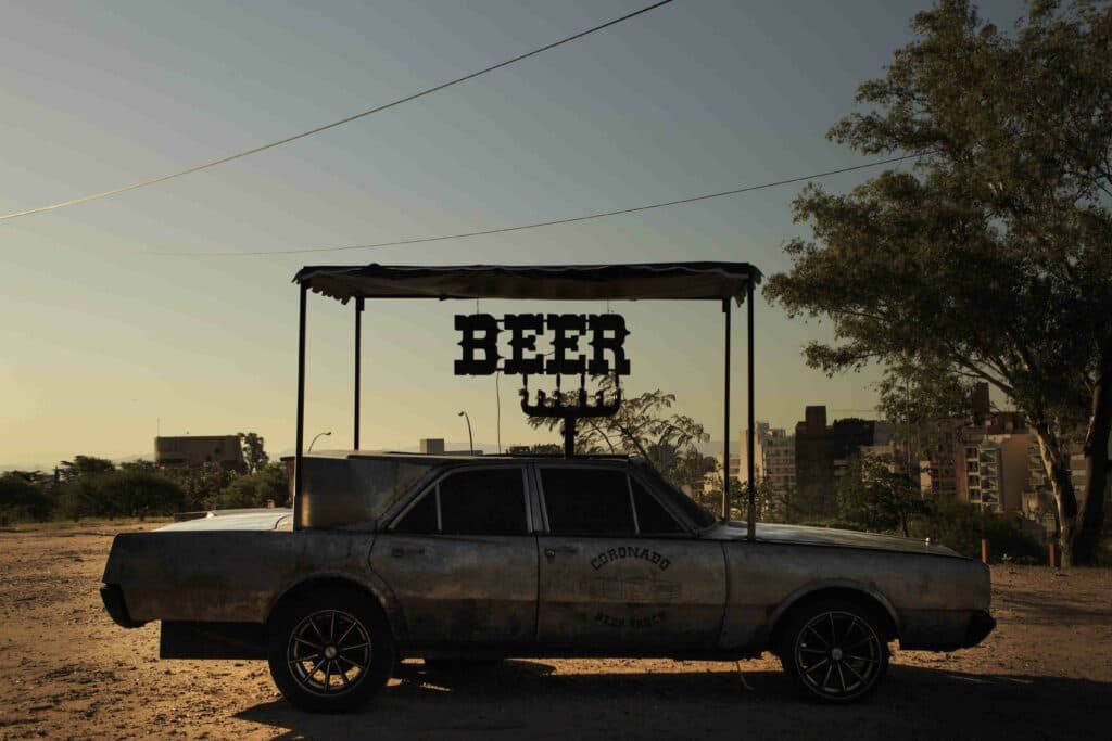 Transformaron un Dodge Coronado para armar su negocio