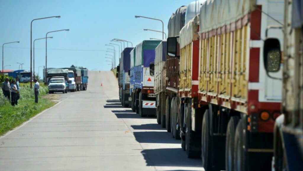 Continúa la escasez de gasoil y transportistas evalúan medidas de fuerza