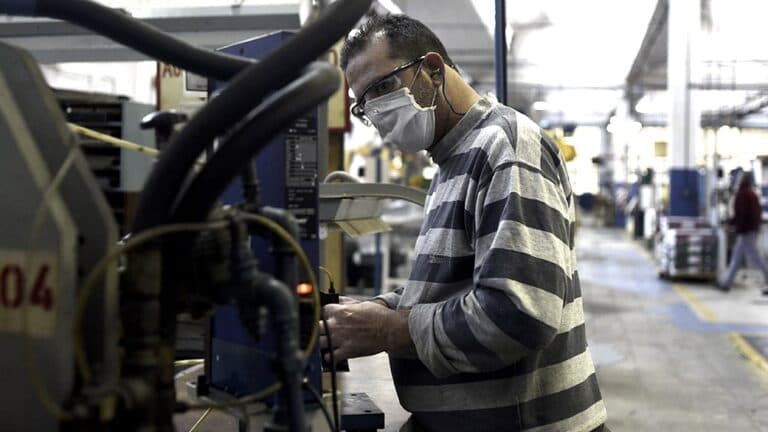 El Gobierno dispuso eliminar el aislamiento laboral para contactos estrechos
