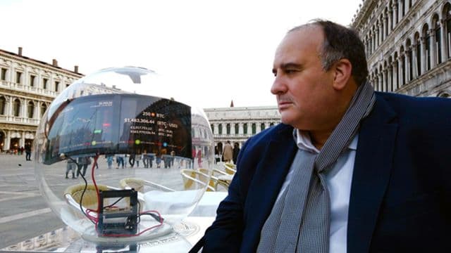 Un artista argentino expone en la Bienal de Venecia una obra hecha con bitcoins