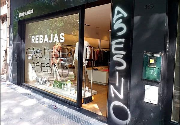 Vandalizaron un local de Etiqueta Negra, tras el escándalo en Uruguay