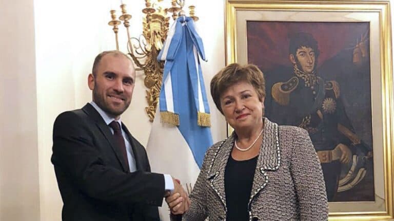 El FMI dijo que la deuda «no es sostenible» y pidió una quita apreciable a los privados