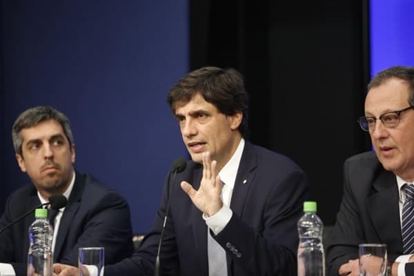 El Gobierno pone en marcha una renegociación con el FMI