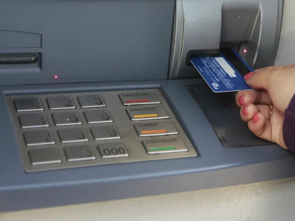 Cajeros automáticos tendrán que aceptar la huella digital para operar