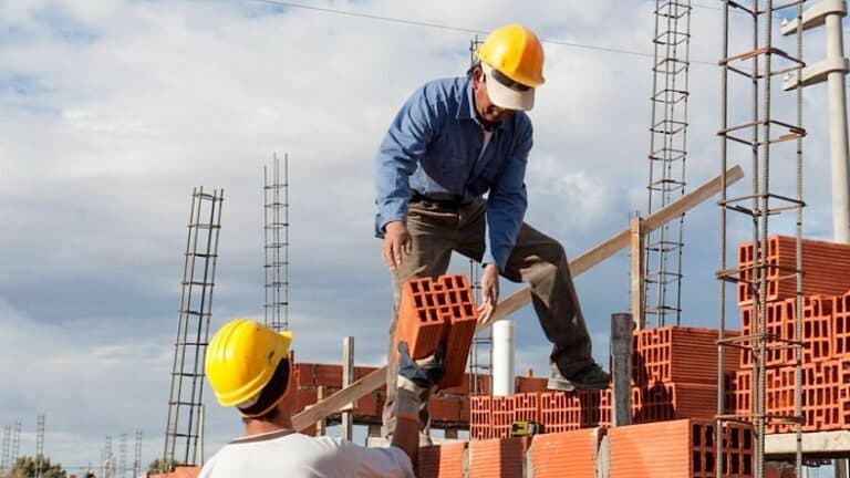 En agosto, la industria automotriz acumuló 12 meses de caída de producción
