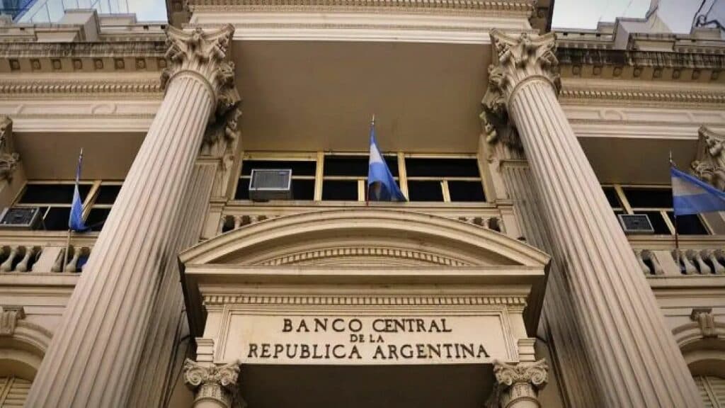 El Central subió 200 puntos básicos su tasa de política monetaria hasta el 44,5%