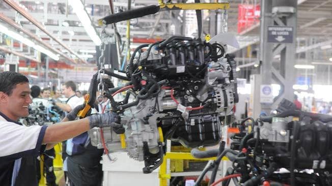 Por la crisis, automotrices suspenden producción (los casos Renault, Fiat e Iveco)