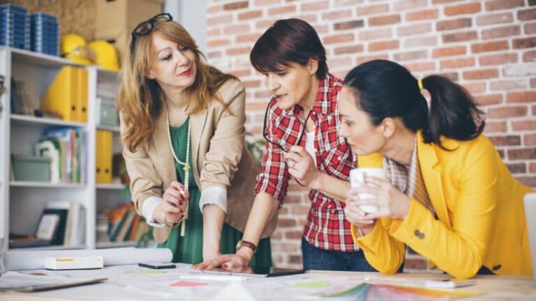 Accenture lanza programa de becas universitarias para mujeres
