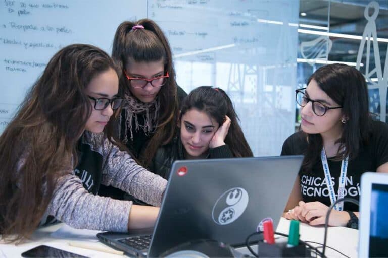 Atenti: tecnológica ofrece 100 mil becas para aprender a programar