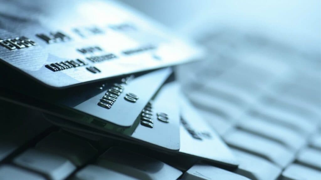 Qué dice el proyecto para limitar las tasas de interés de las tarjetas de crédito