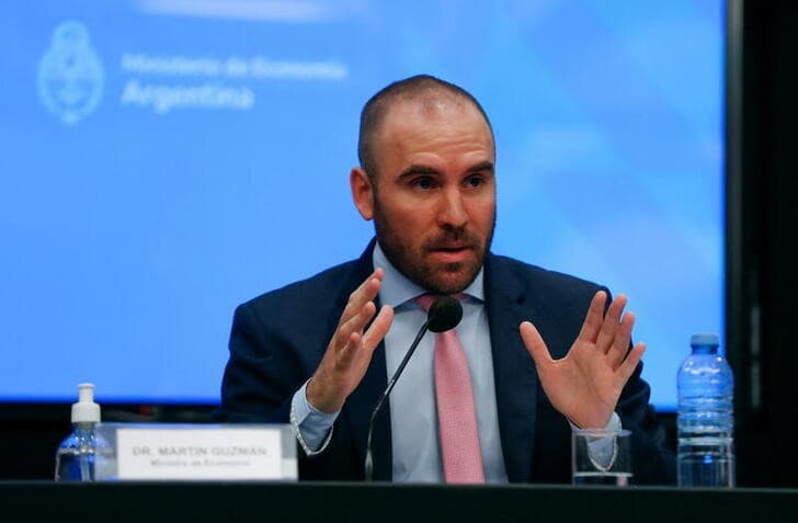 Guzmán tuvo que salir a desmentir que analicen un default de la deuda en pesos