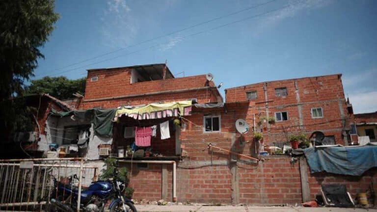 «Construir viviendas masivamente no combate de por sí el déficit habitacional de la Argentina»