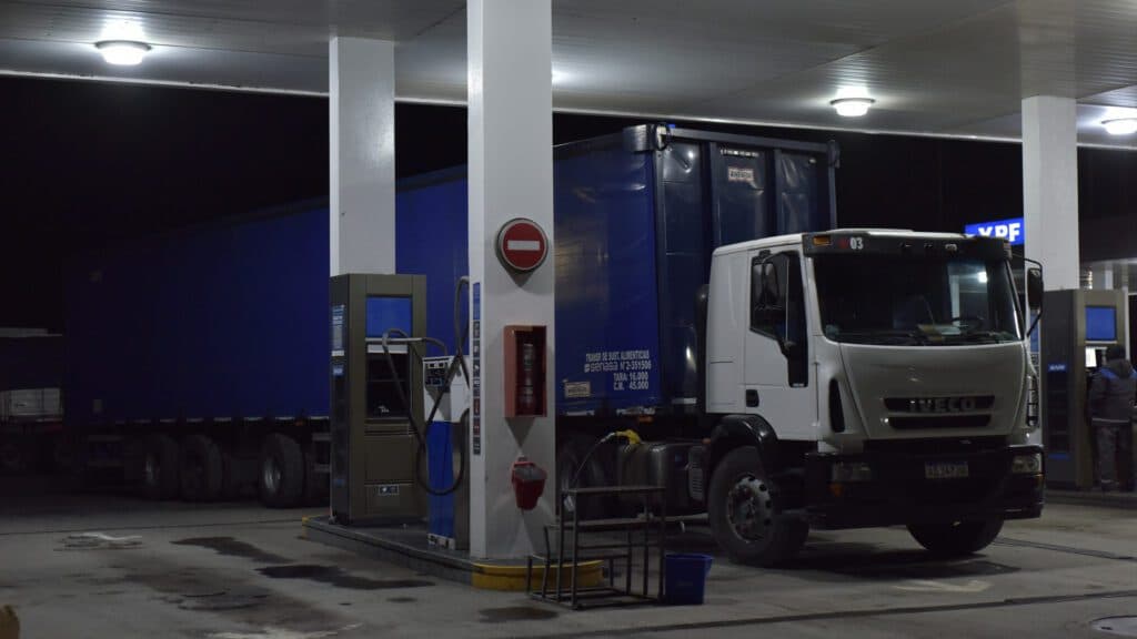Otro golpe a provincias: el gasoil es 26% más caro en el interior