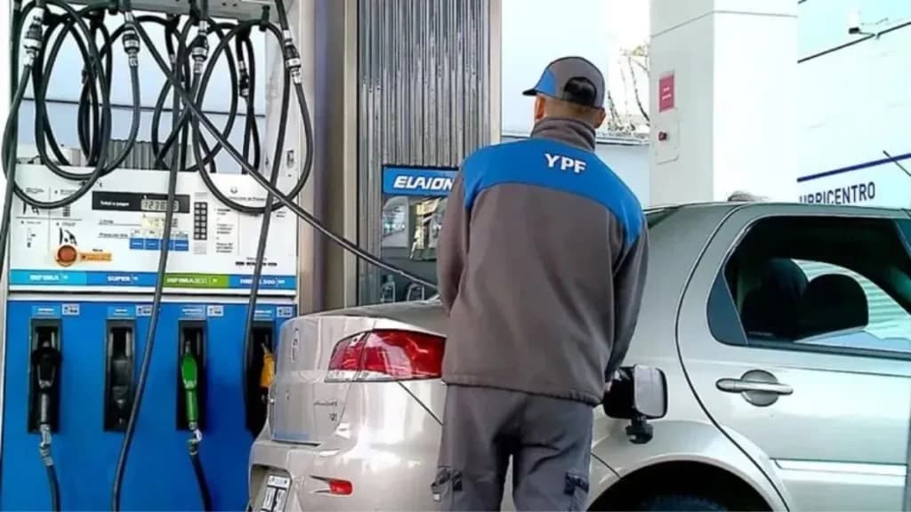 YPF y Axion se sumaron al aumento de sus combustibles
