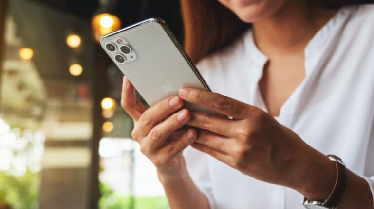 Salarios: cuántos meses hay que trabajar para comprar un IPhone o una computadora