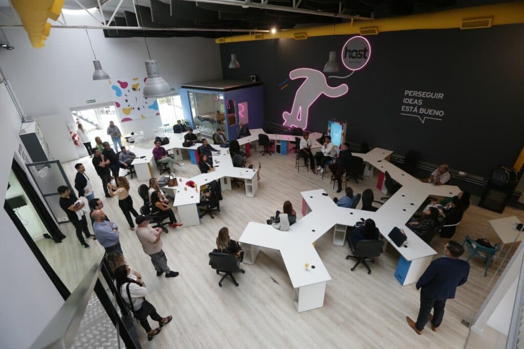 Host Coworking abrió nueva sede: 1500m2, 75 puestos de trabajo y (atenti) sala para influencers