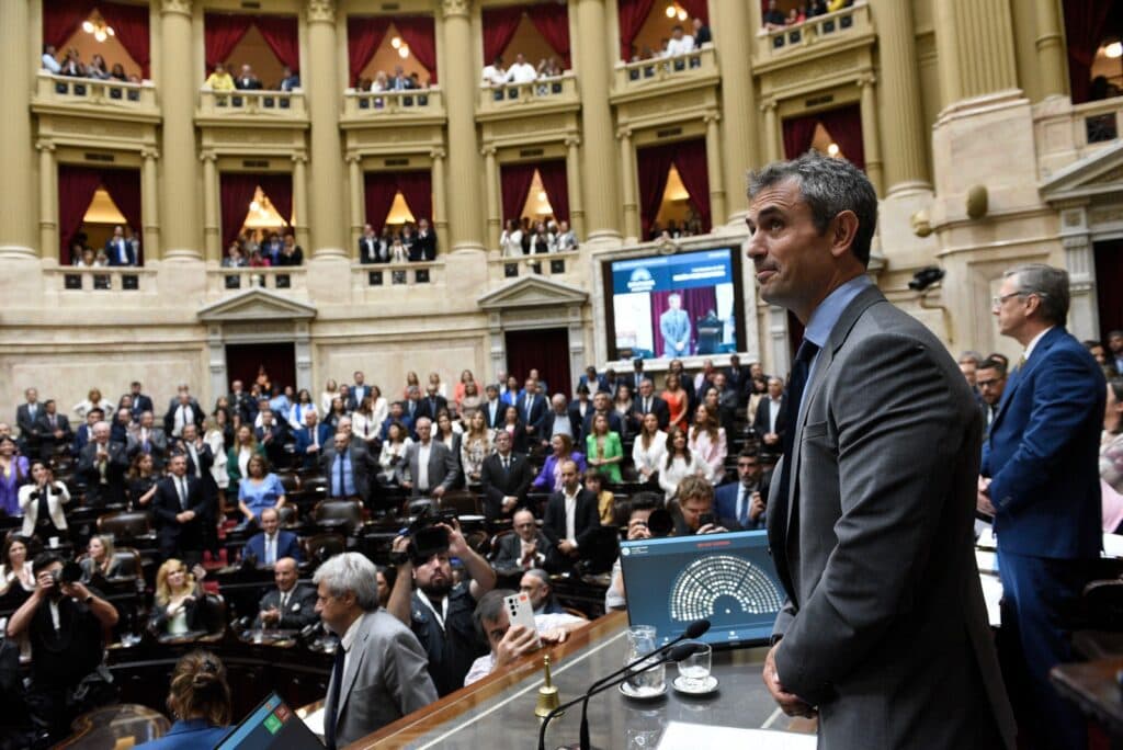 Al mediodía sigue el debate por la Ley Ómnibus: cómo vienen los votos hasta ahora