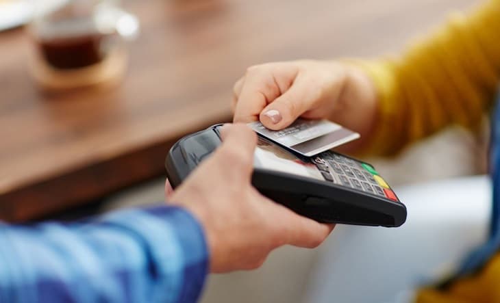 Es oficial: habilitaron la opción de pagar en dólares con tarjeta de débito o en cuotas