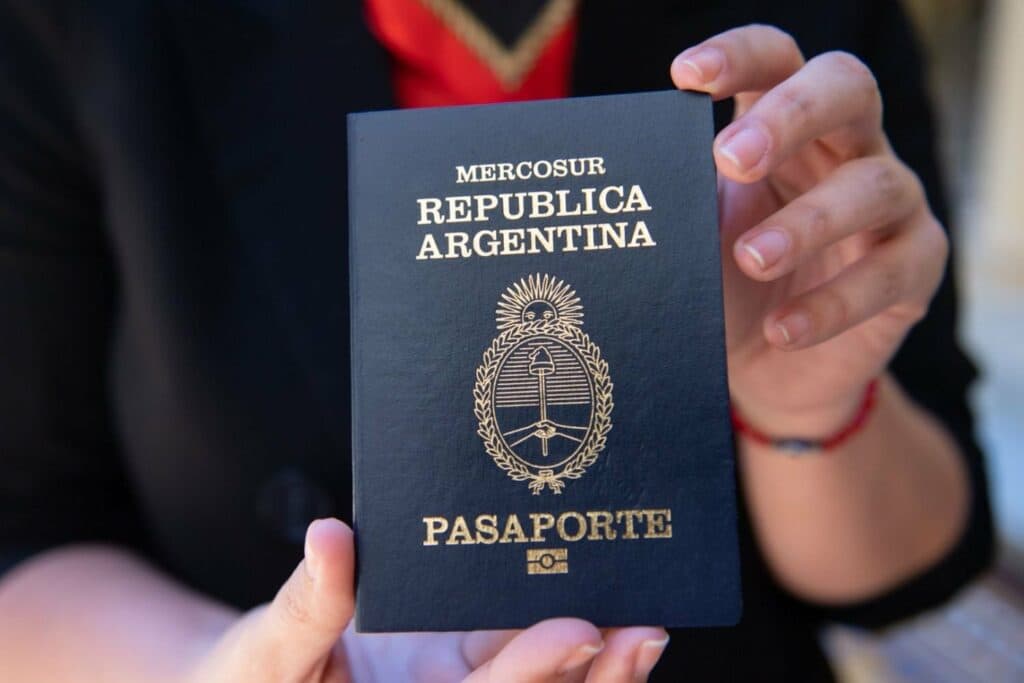 Aumentó (fuerte) el precio para tramitar el pasaporte y DNI: cuáles son los nuevos valores