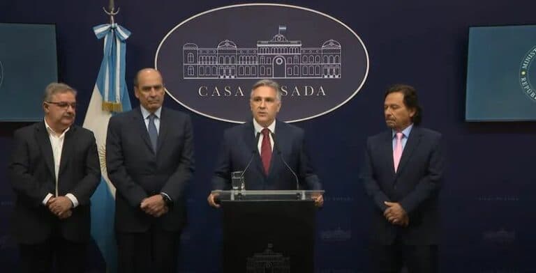 Milei-Llaryora: del enojo y el pulgar abajo, a la tregua obligada
