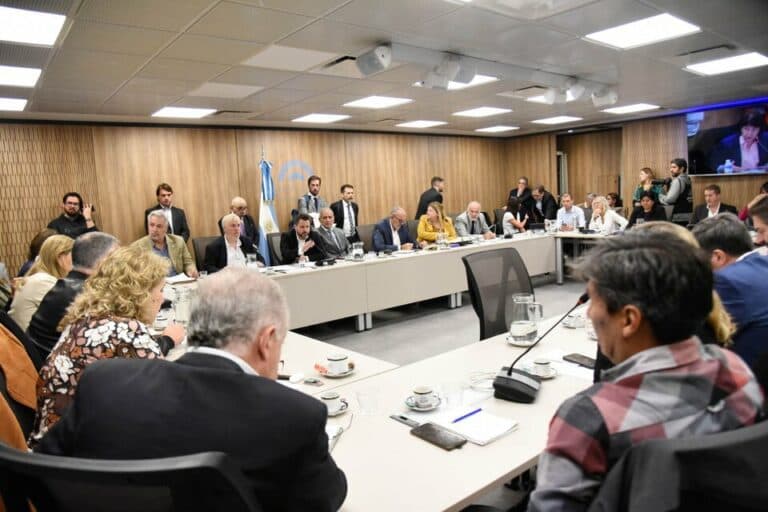 Ley de Bases: el oficialismo logró dictamen de mayoría y se debatirá la próxima semana