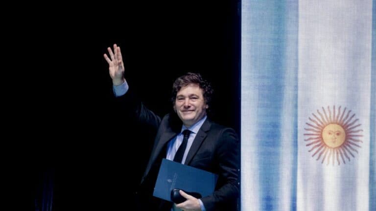 Con tribuna propia y con Llaryora sentado al lado, crece la expectativa por el discurso de Milei en el Cabildo
