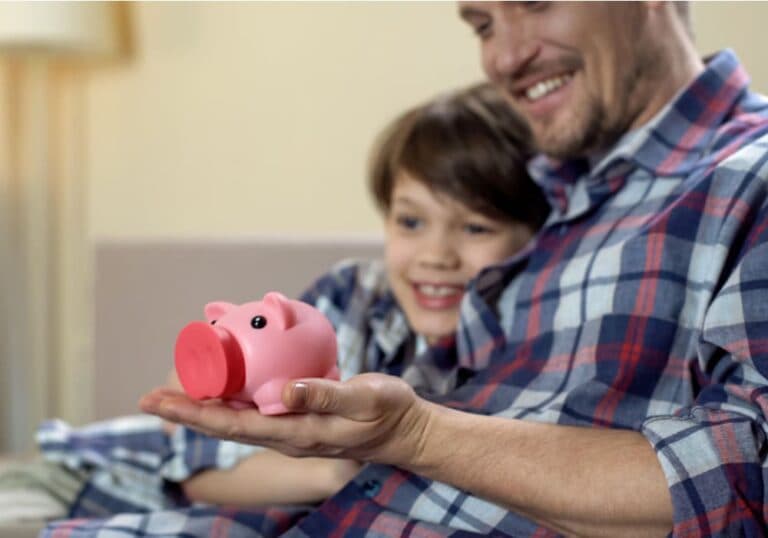 Dólar o plazo fijo: cómo ahorran y en qué invierten los padres argentinos