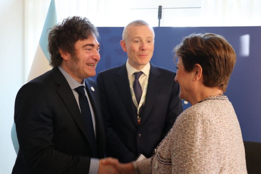 Milei descartó atraso cambiario y afirma que al acuerdo con el FMI «solo le falta el moño»