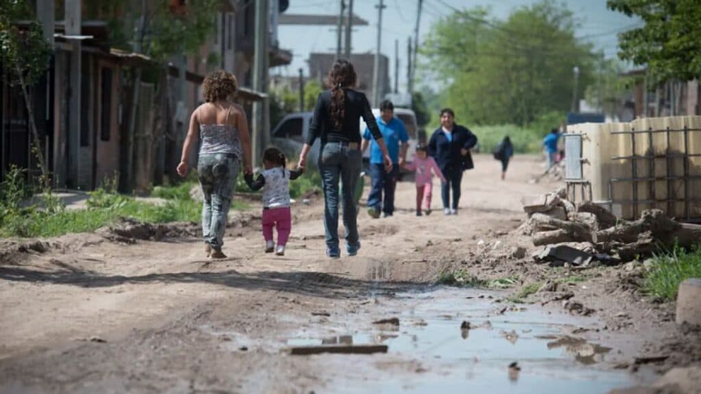 Especialista advirtió que pobreza multidimensional en Argentina alcanza 67%, no el 31,6% oficial
