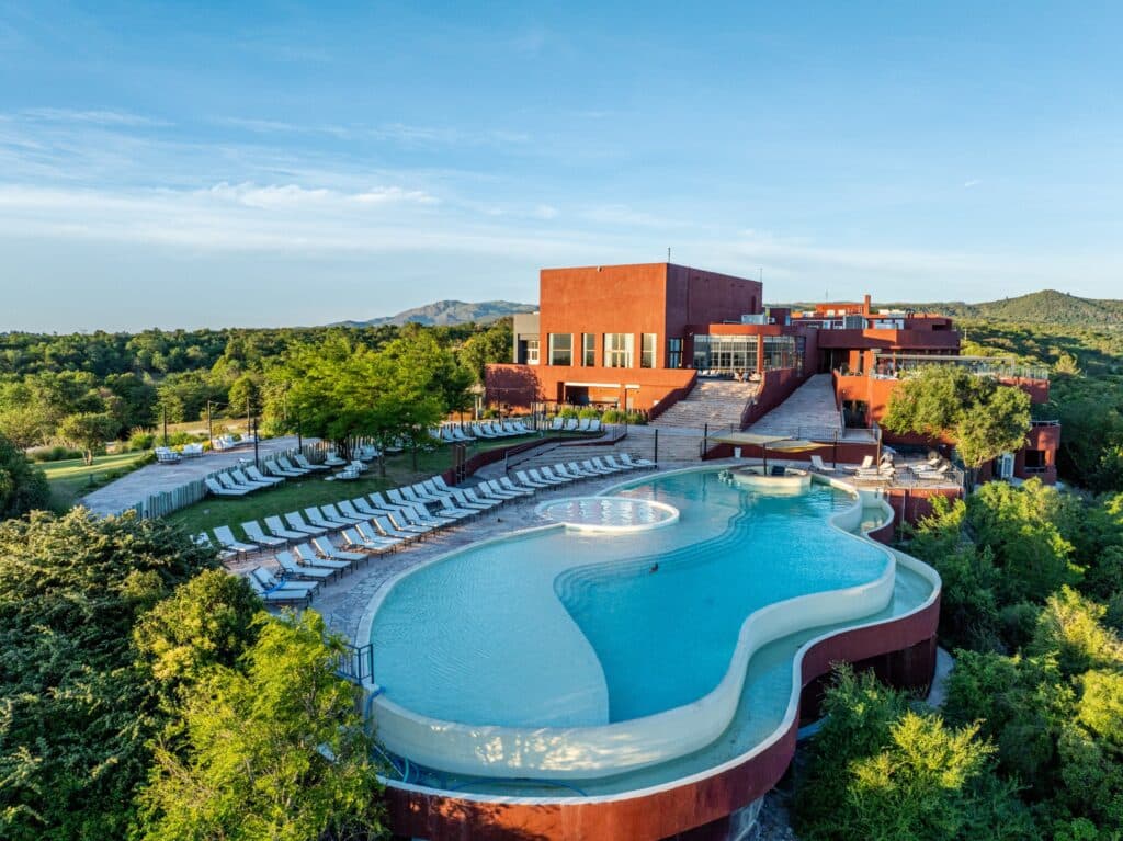 Con su formato “all inclusive”, Pueblo Nativo se consolida como oferta de lujo en las Sierras