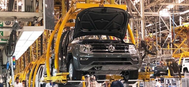 Por la presión de los autos chinos, las automotrices congelan precios en Argentina