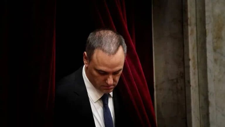 Renunció Manuel Adorni a la Jefatura de Gabinete en medio de la investigación de su patrimonio