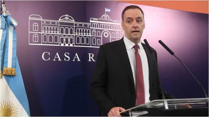Con un 62% que exigía su salida: cuánta credibilidad le costó al Gobierno el caso Adorni