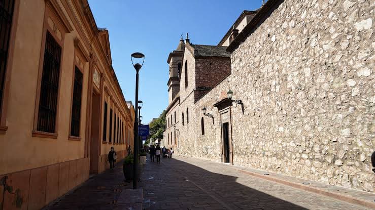 El ajuste pierde consenso social y cae la imagen oficial, pero los cordobeses no resignan su futuro