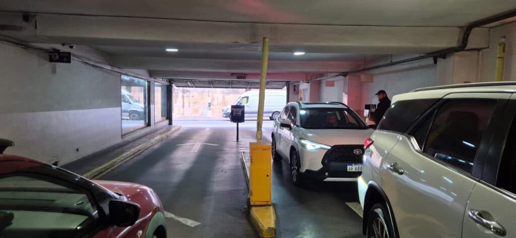 Instalan el primer cargador privado para autos eléctricos en una cochera del centro de Córdoba