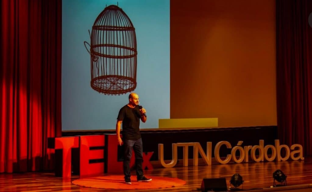 Ni algoritmos ni software: por qué la resistencia de las personas es el mayor costo de la reconversión corporativa