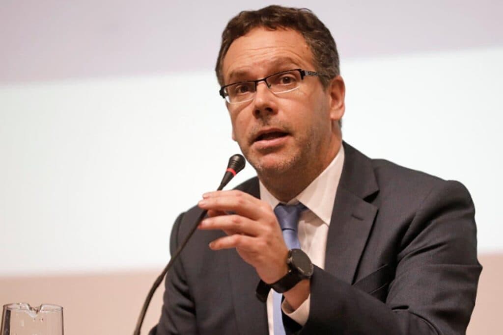 Sandleris: “La economía está mucho mejor, pero la mejora no impactó en salarios ni empleo”