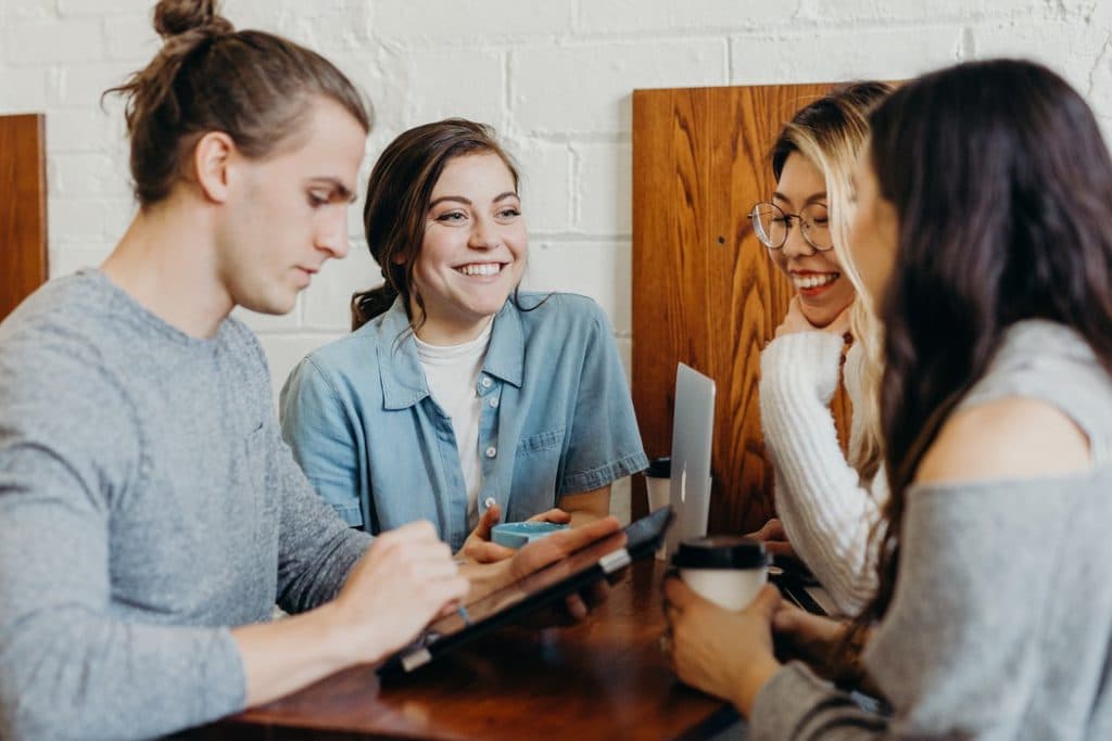 TIPS PARA CONSTRUIR UN AMBIENTE LABORAL SALUDABLE Y PRODUCTIVO