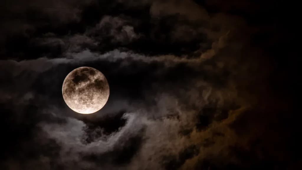Se viene la luna llena y también luna nueva: Cómo afecta a cada signo