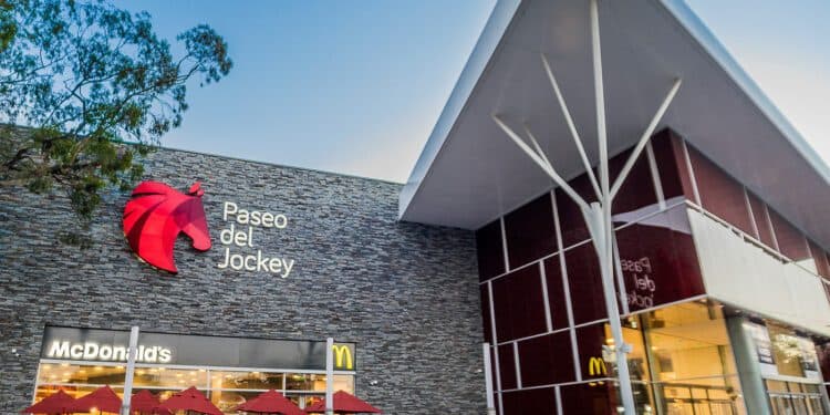 Paseo del Jockey festeja el Día de la Niñez con regalos para todos