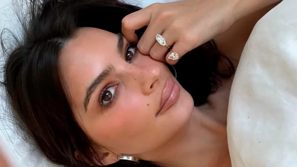 Emily Ratajkowski transformó su anillo de compromiso en dos ‘de divorcio’