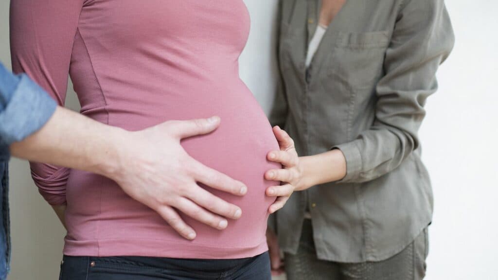 Maternidad subrogada: la Justicia imputó a nueve personas por presunta trata de mujeres
