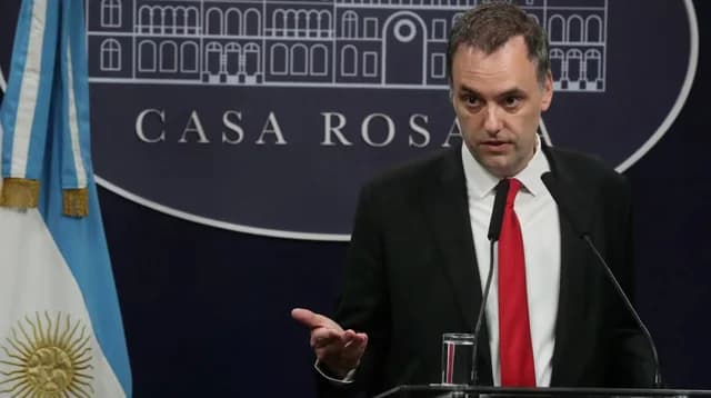 Cambios en el sistema migratorio: las medidas que anunció Adorni