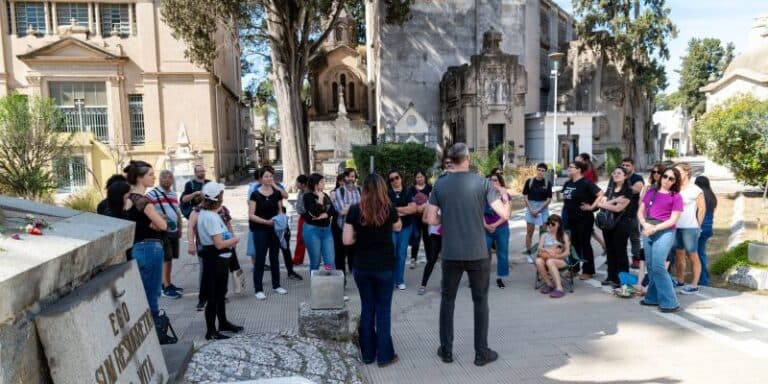 Entre muros y panteones: qué historias de amor esconde el Cementerio San Jerónimo