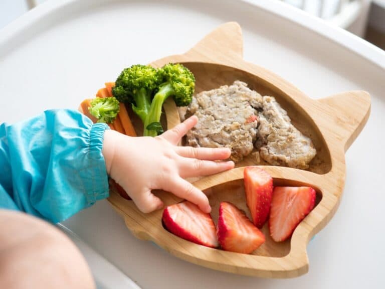 Exploración y autonomía: de qué trata la alimentación BLW