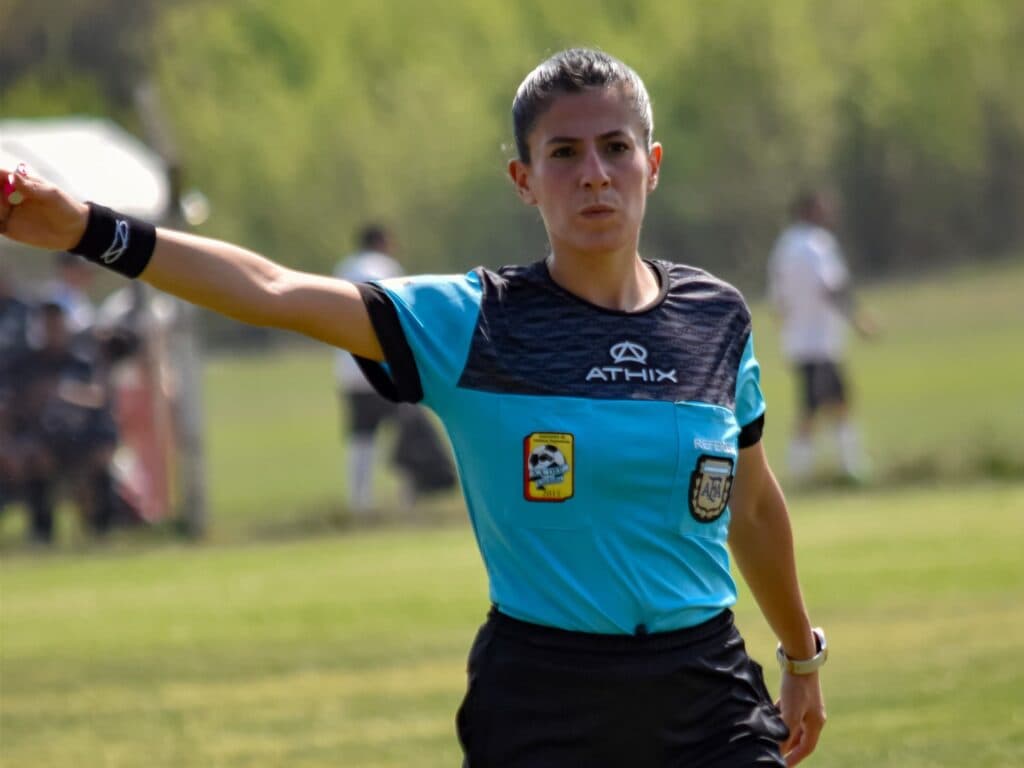 Evelyn Luján, la historia de una árbitra que marca el camino