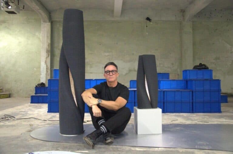 Santiago Carot deslumbra en Milán: el diseño argentino que transforma el descarte en arte lumínico